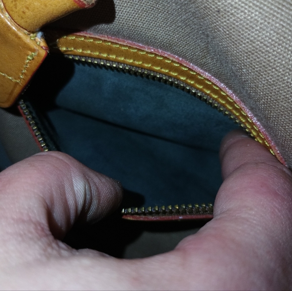 Elegant Tan Bucket Bag - Picture 5 of 9